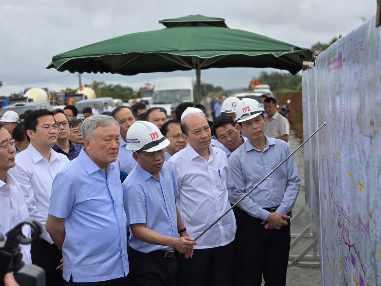 Lãnh đạo Cục Quy hoạch và Phát triển tài nguyên đất tham gia Đoàn công tác của Phó Thủ tướng Nguyễn Hòa Bình thị sát dự án cao tốc Khánh Hòa - Buôn Ma Thuột